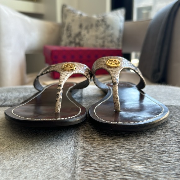 Tory Burch thong sandal in a neutral python print with gold colored emblem - Picture 7 of 8